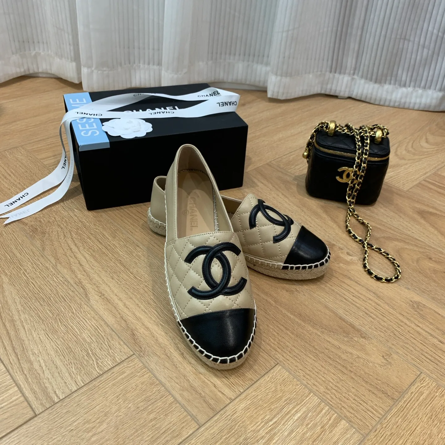👟👟Ex-factory price 480👟👟 👑New colors are coming ✌️The new version of Chanel fisherman shoes is coming❗️Delivered in a complete set of top-notch packaging. The quality of my fisherman shoes has not been introduced much, everyone who has tried it knows it! The original customized upper, and my outsole is the original translucent outsole, the opaque outsole is the wrong version, full set of authentic packaging ❗️ size: 35-40, running price
